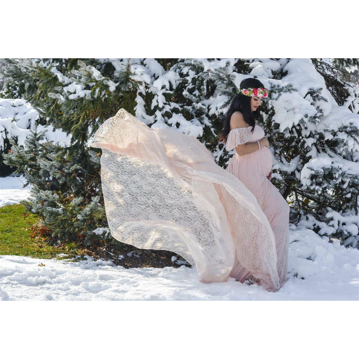 Elegant Lace Maternity Gown with Short Sleeves